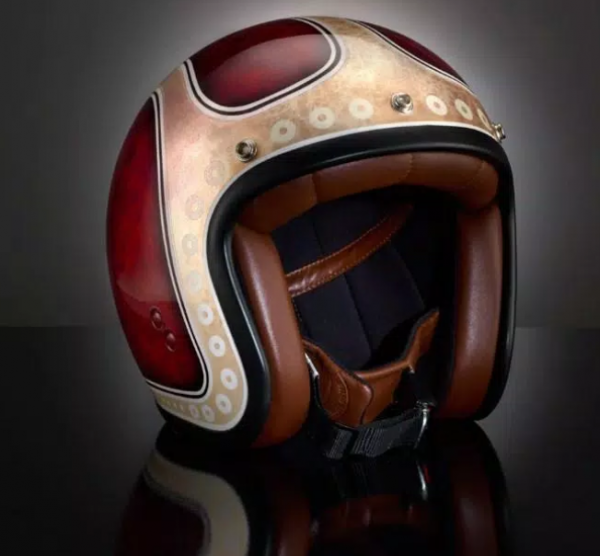 Helm vintage dengan desain sepuluhang yang unik
